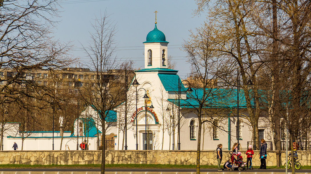 Брестский парк на другой стороне проспекта также являлся частью Невского кладбища