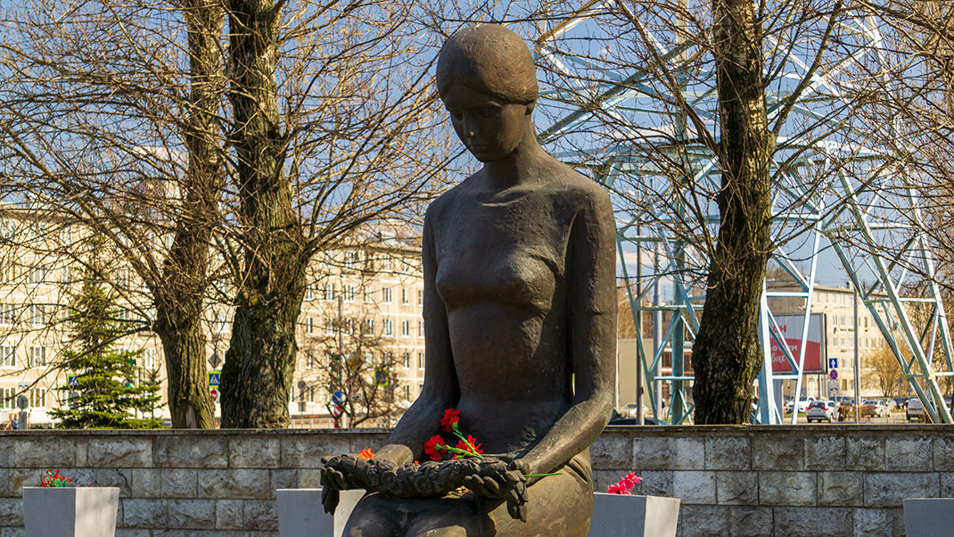 Скульптура скорбящей девушки