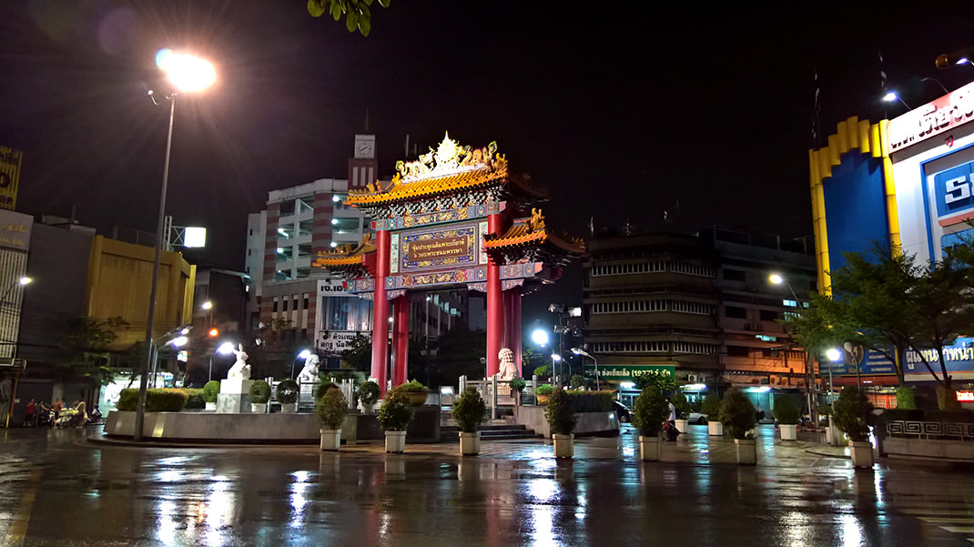 Ворота Чайна Тауна в начале квартала