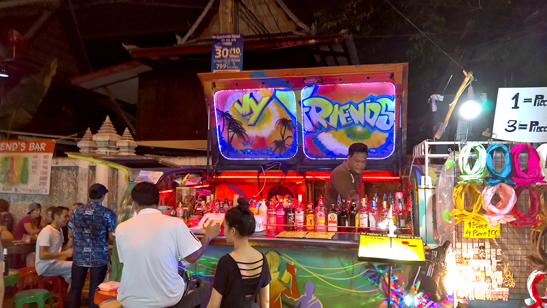 Коктейльный бар, располагающийся в автофургоне — популярное место отдыха в Тайланде