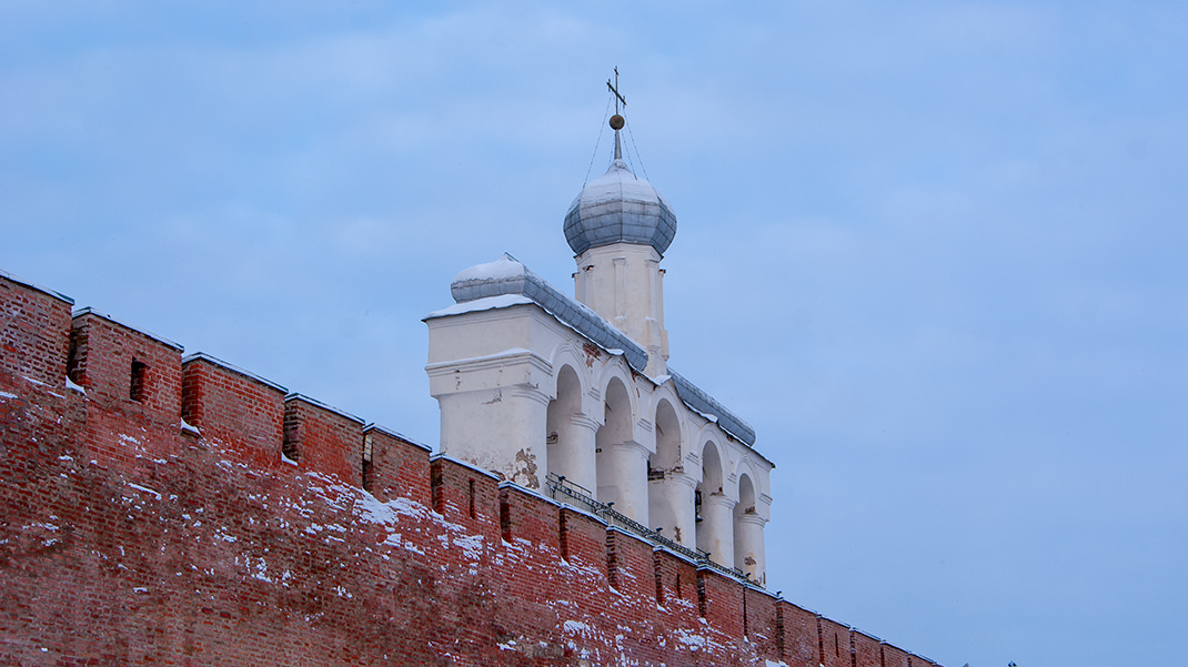 Вид на звонницу и стены кремля