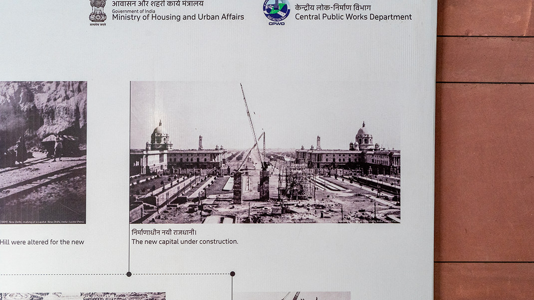 По пути можно познакомиться с историческими фотографиями застройки этого района