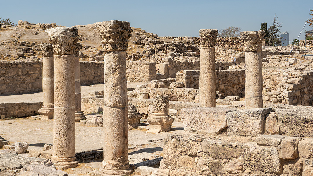 There are many architectural details here