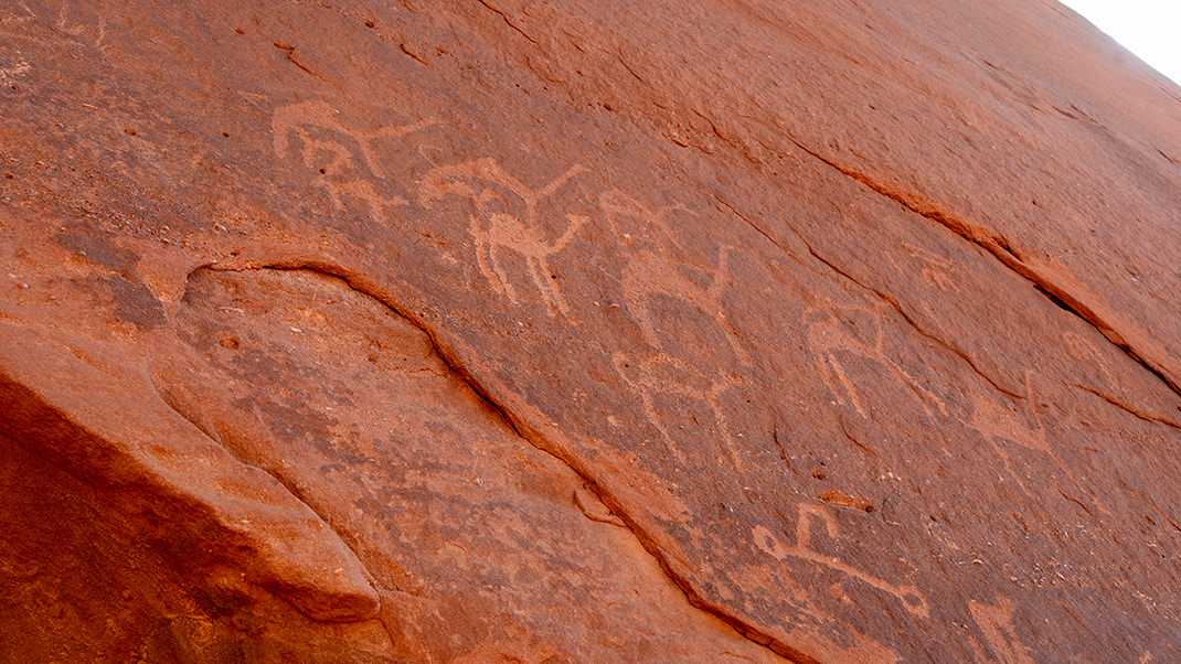 Первая остановка у петроглифов