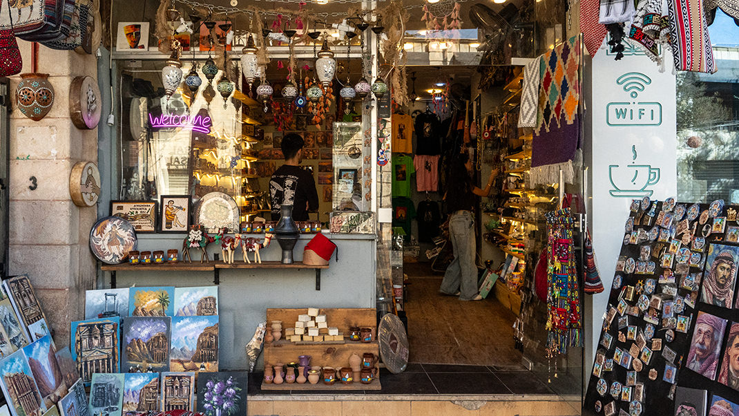 Сувенирный магазин и кофейня