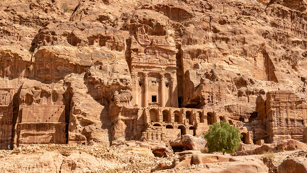 Здесь огромное количество различных сооружений