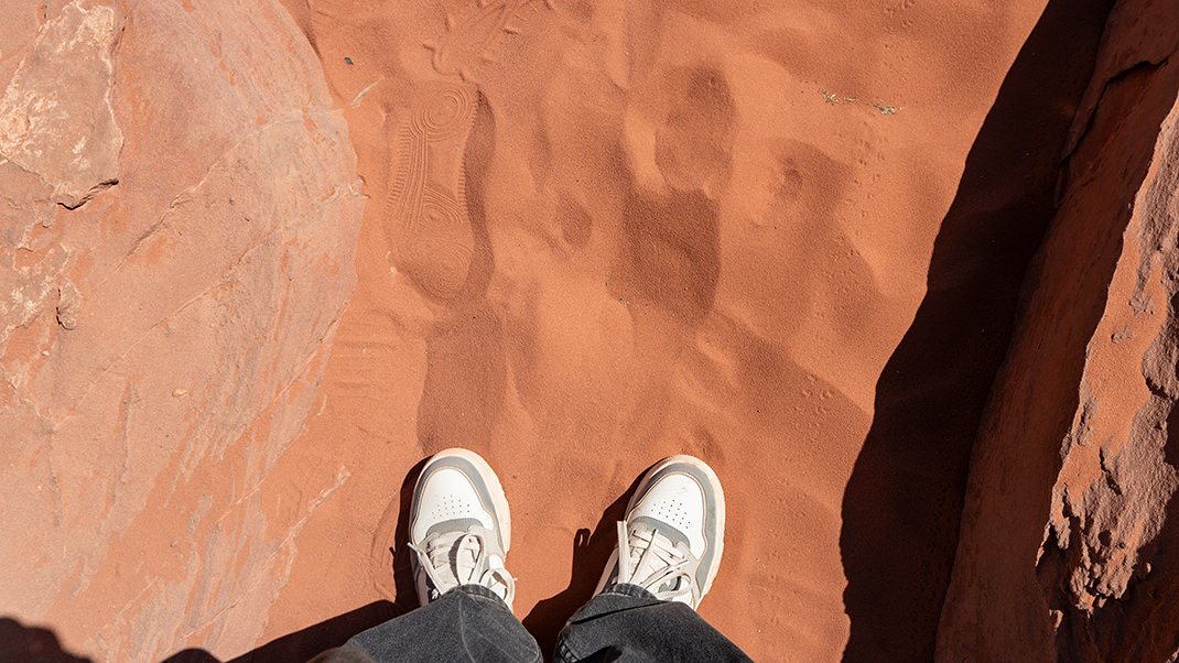 Территория делится на красную и белую пустыни