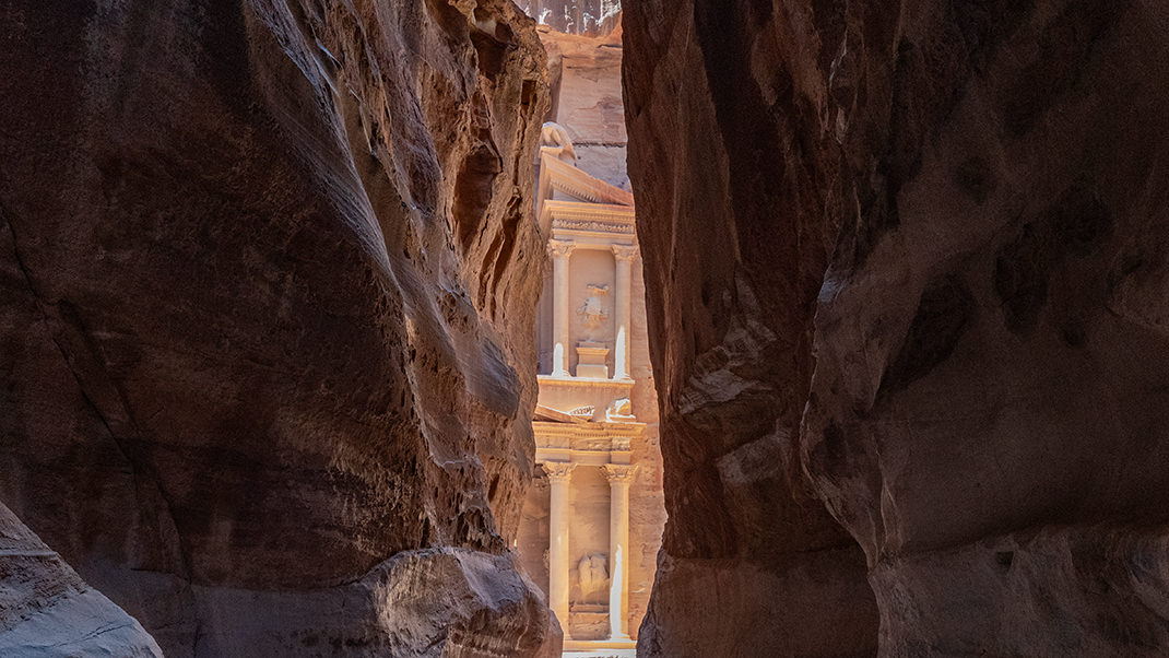 В центре видна самая узнаваемая часть Петры