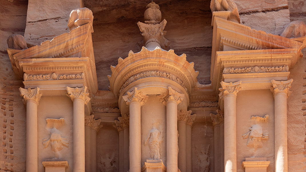 Здание называют Сокровищницей фараона