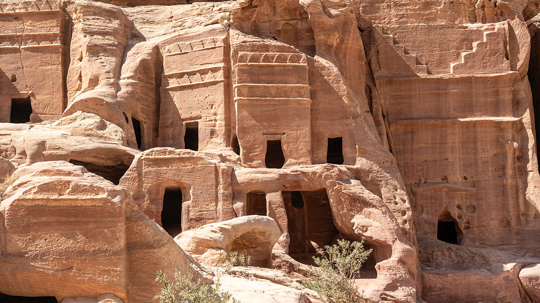 Первые поселения на территории Петры появились больше 2000 лет назад
