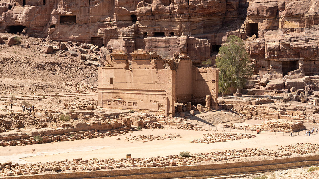 Руины сооружений