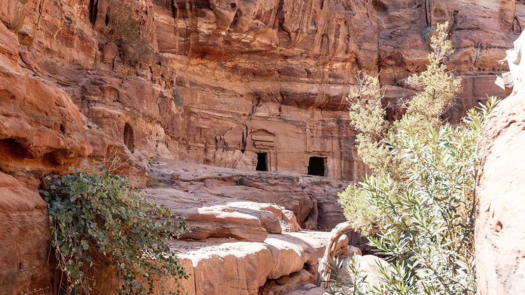 По дороге можно встретить множество сооружений