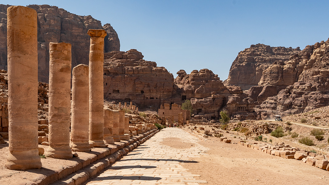 Улица с колоннадой