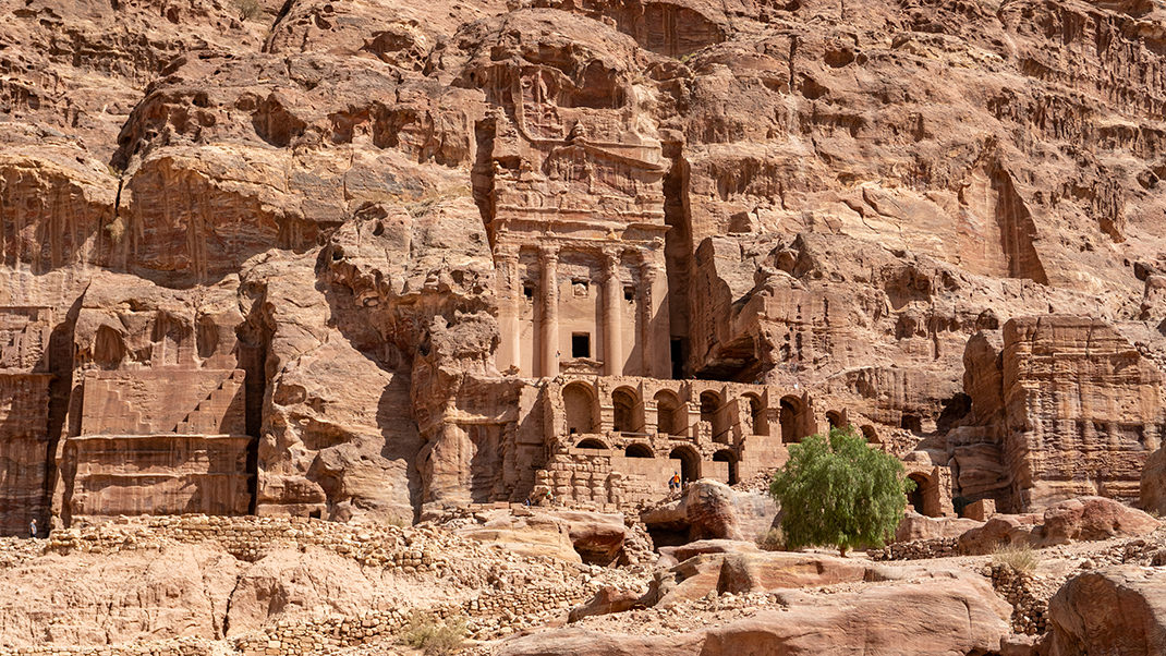 По территории можно пройтись пешком или же нанять гида