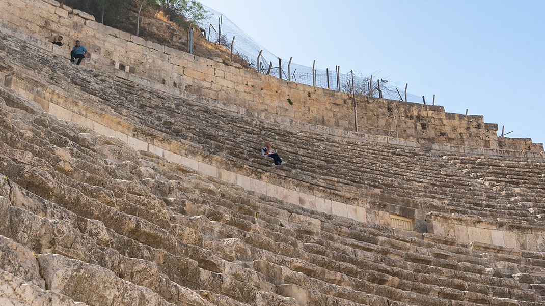 The theatre holds between 4,000 and 6,000 spectators