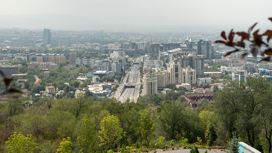 Первую канатную дорогу к вершине горы начали строить в 1965 году