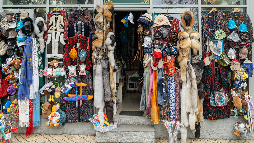 Точка с сувенирами и одеждой