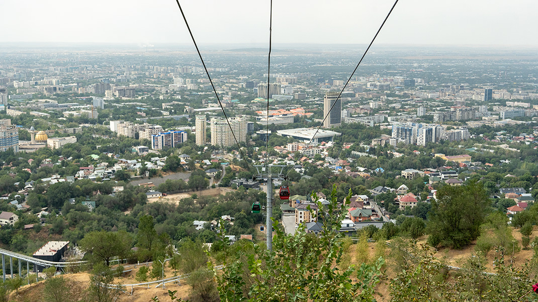 Стоимость подъёма на башню по канатной дороге в две стороны в ноябре 2025 года — 8 000 тенге