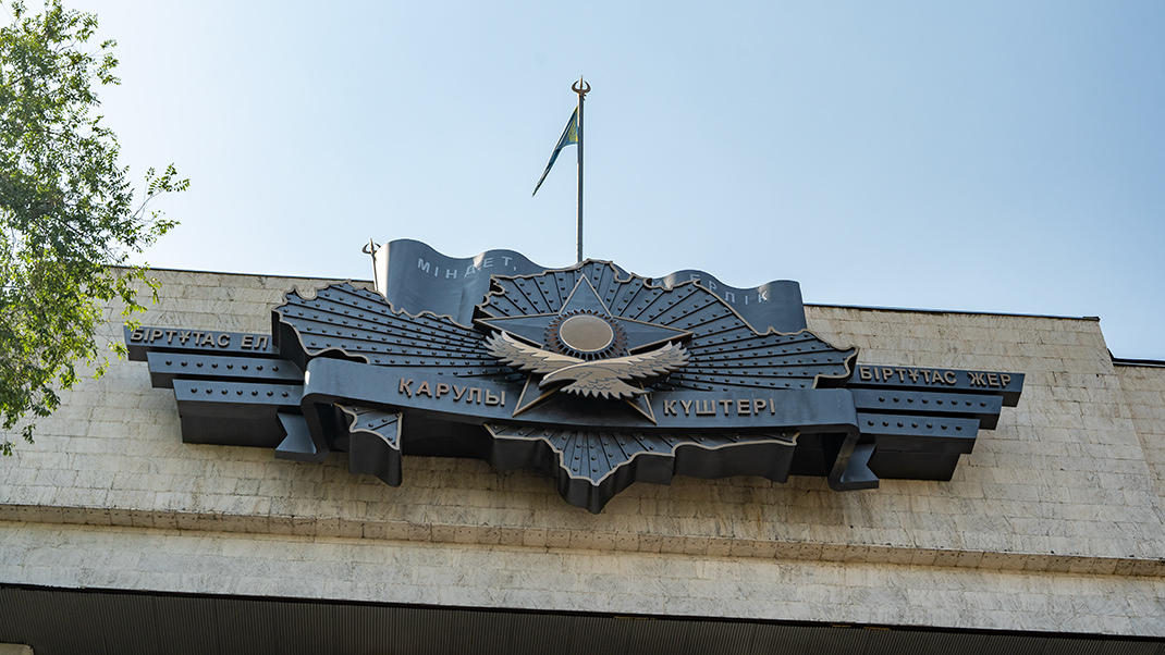 Монументальное сооружение находится возле парка имени 28 гвардейцев-панфиловцев