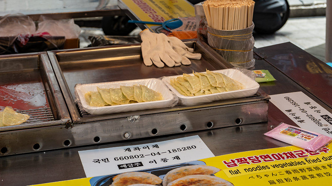 Терминалов у продавцов я не видел, лучше запастись наличными