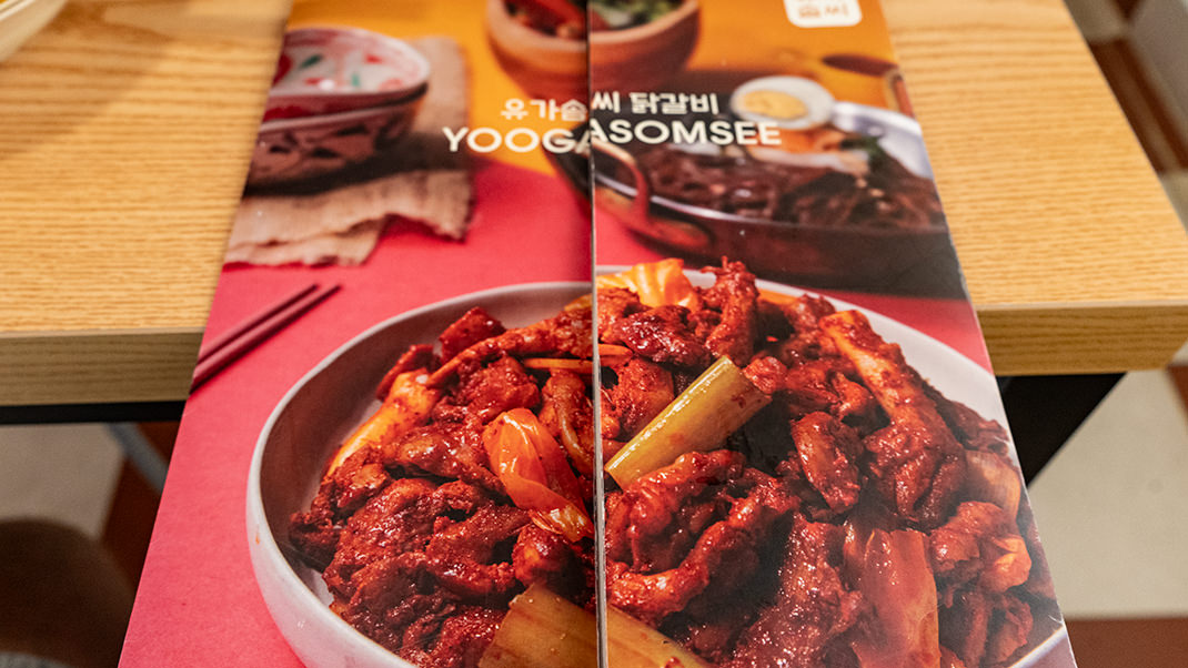 Я решил перекусить в местном заведении Yoogasomsee