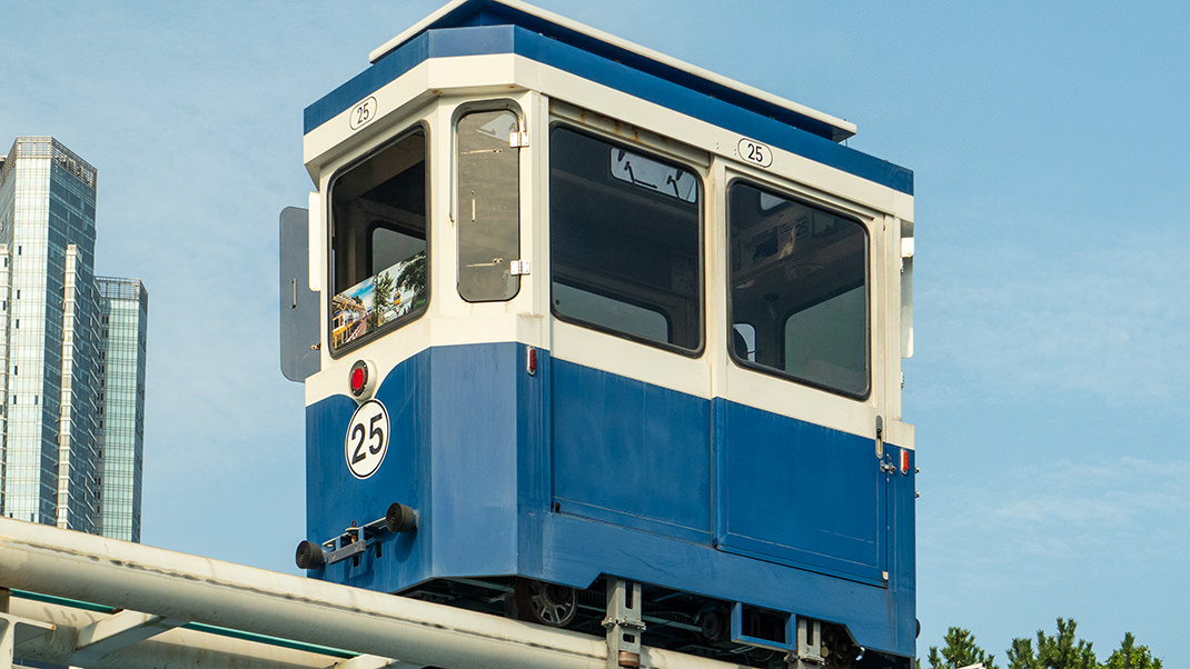 The cabins move automatically