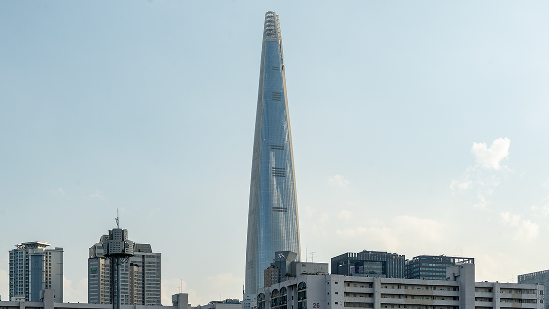 Отсюда открывается хороший вид на башню Lotte World