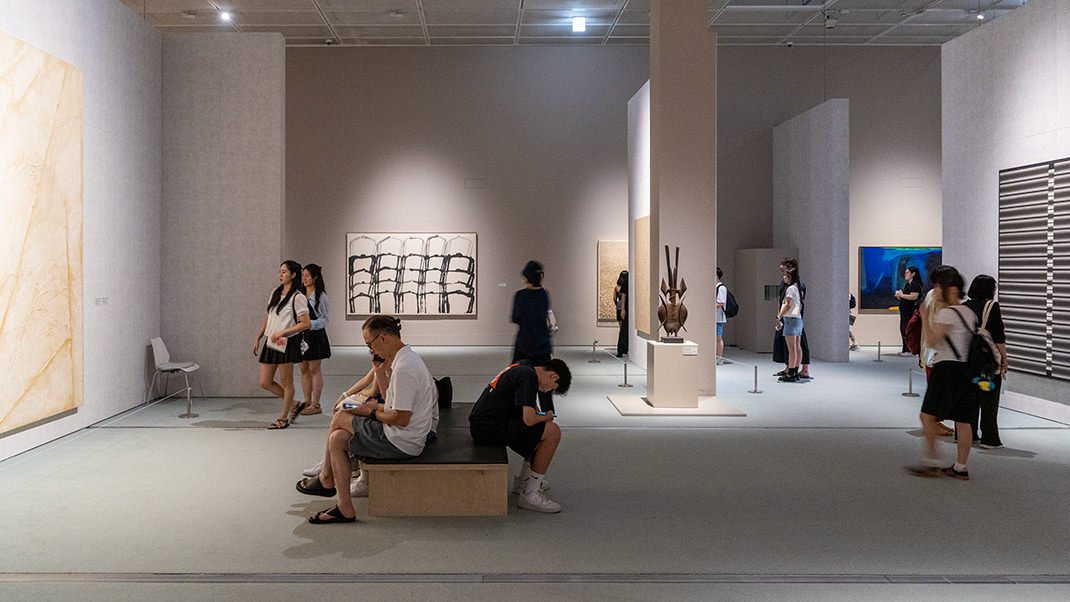 Вся коллекция включает больше 11 000 предметов искусства