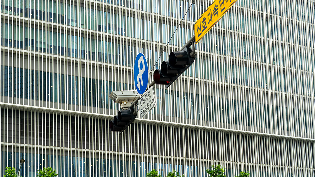 Здание Amorepacific расположено прямо у выхода со станции метро Sinyongsan