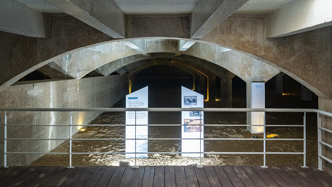 Внутри сооружения