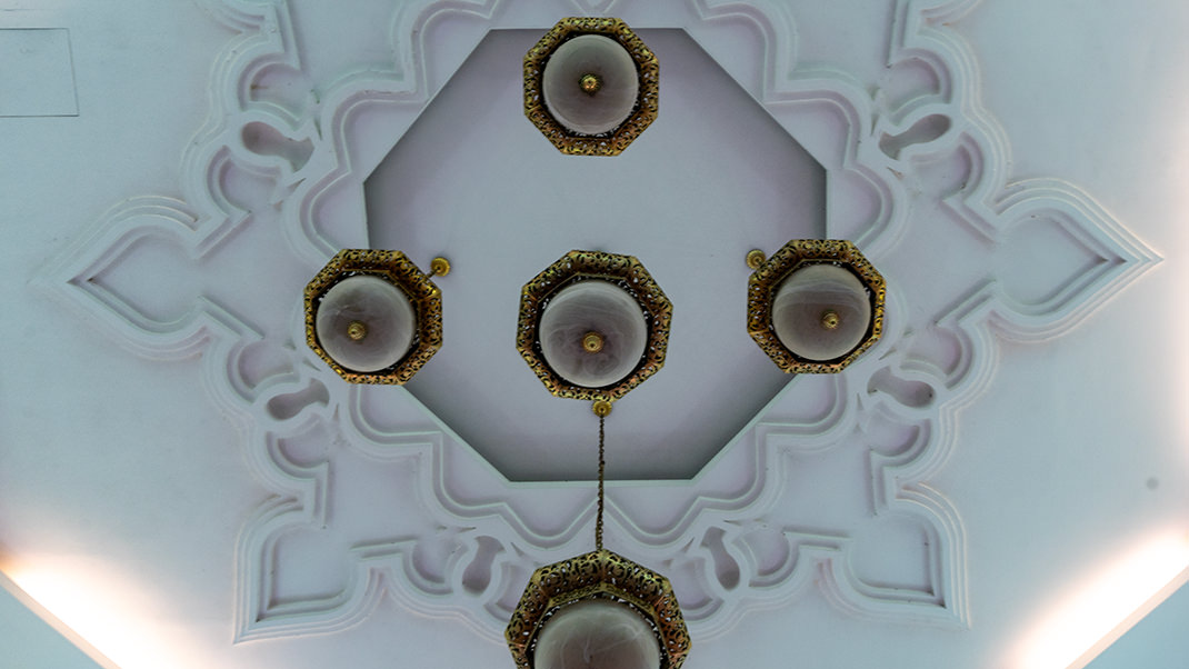 Потолок. Всё выглядит довольно скромно