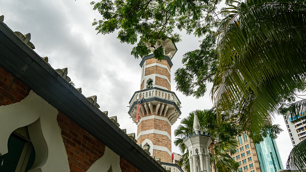 За зеленью скрыт минарет