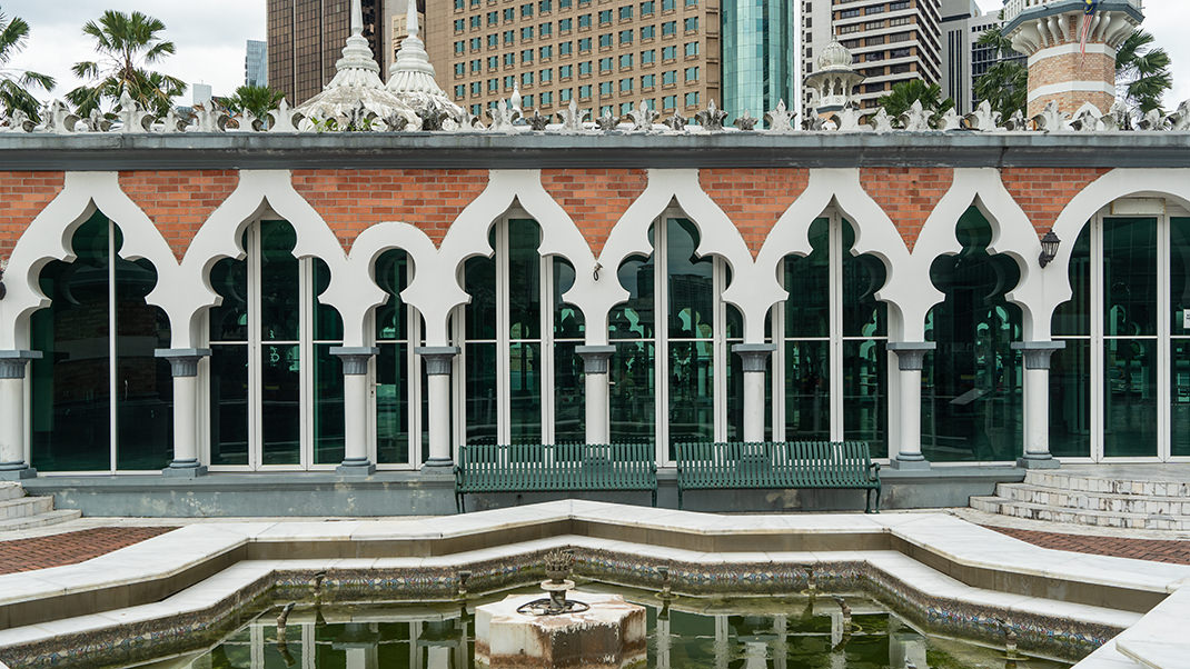 Здесь виден разный цвет стен