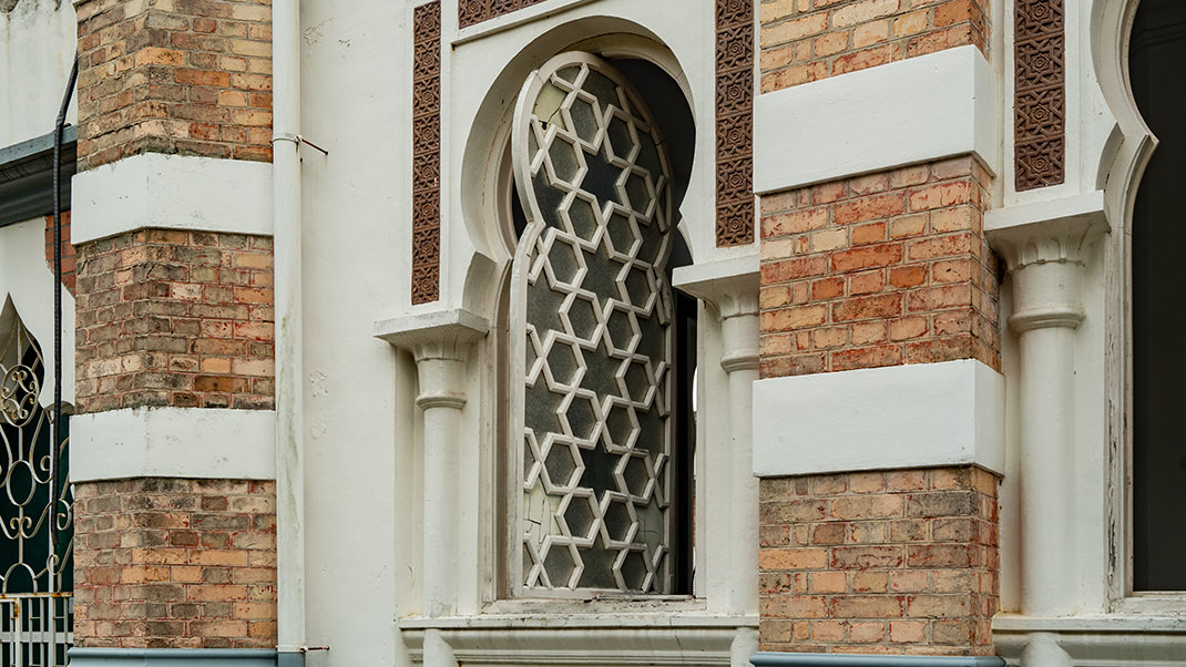 Территория мечети показалась мне довольно небольшой, я обошёл её всего за несколько минут