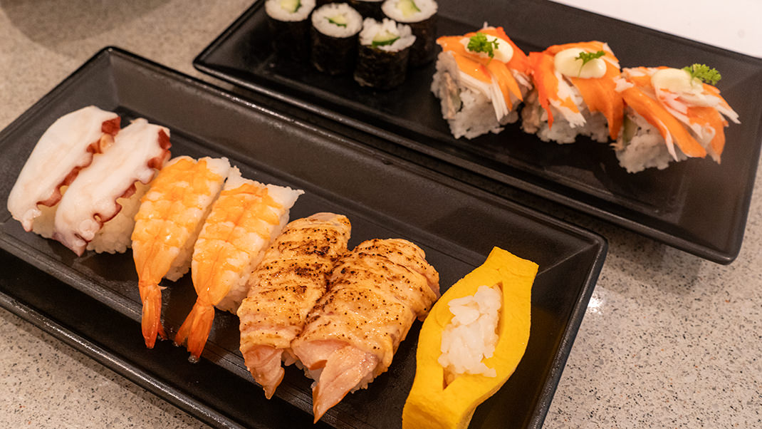 In this place, dishes are delivered to guests on a small train