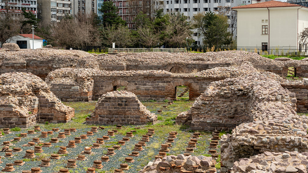 Руины древних Римских бань впервые были найдены во время строительных работ в 1931 году