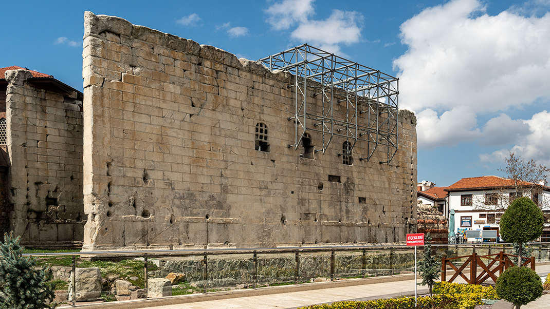 Храм известен тем, что некогда на его стенах были высечены надписи о деяниях императора Августа, он жил в первом веке до нашей эры