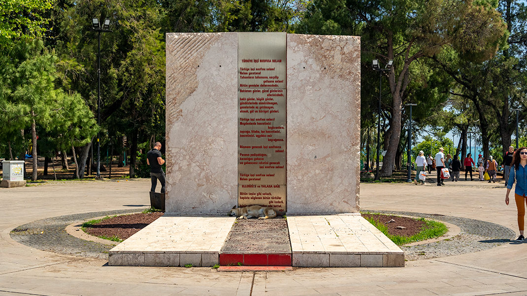 Неподалёку установлен монумент, который именуют памятником эпосу Освободительной войны