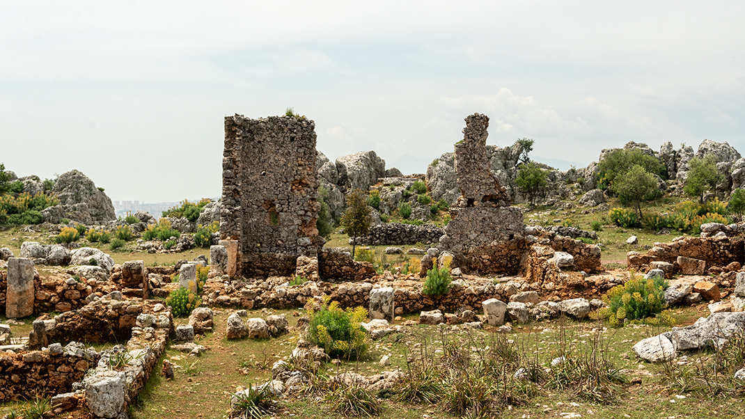 Within the settlement were residential buildings, oil production workshops, baths, churches, and burial places