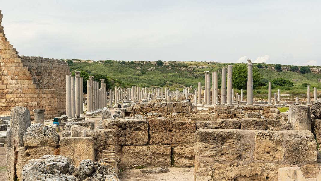 A city with numerous columns