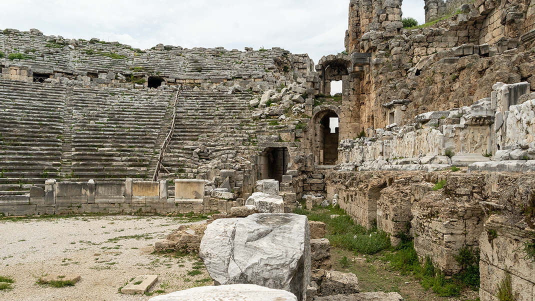 За долгое время существования амфитеатра его неоднократно реконструировали и перестраивали