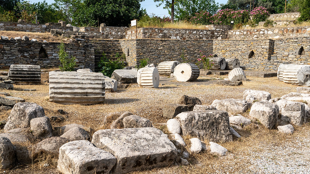 Огромную богато декорированную гробницу строили в 355–350 годах до нашей эры