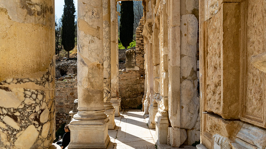 Библиотеке Цельса, самому известному памятнику древнего Эфеса, почти две тысячи лет