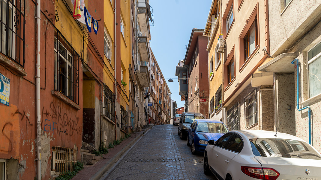 Going here for a walk, you should take into account the peculiarities of the city's relief