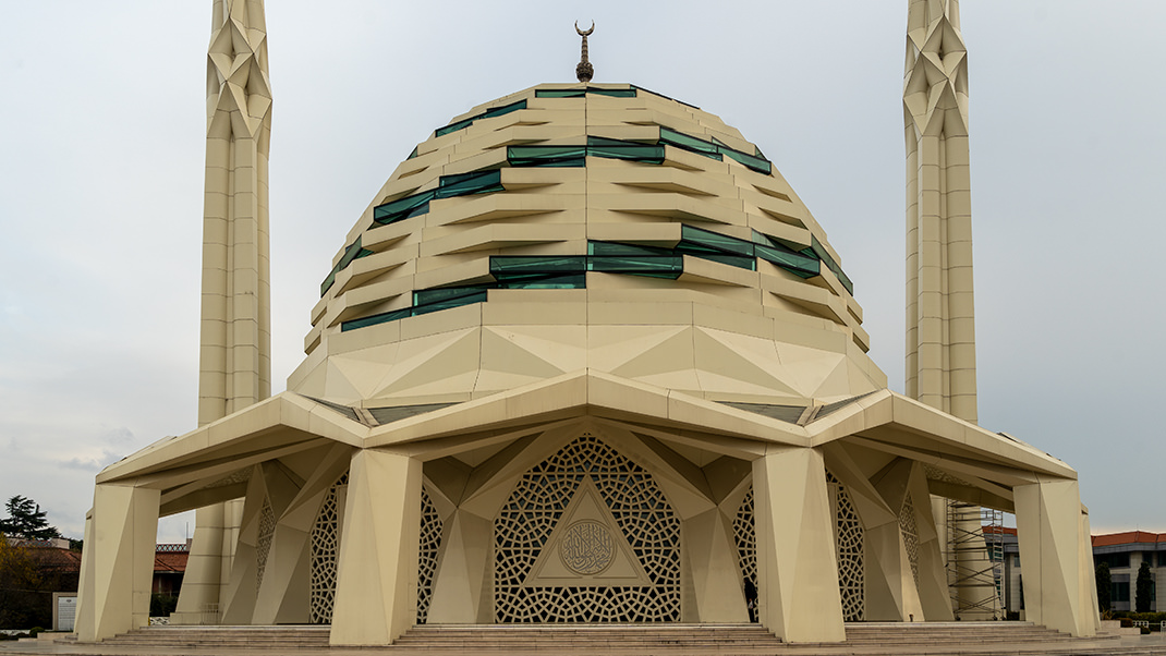The construction of the modern mosque building took place between 2012-2015