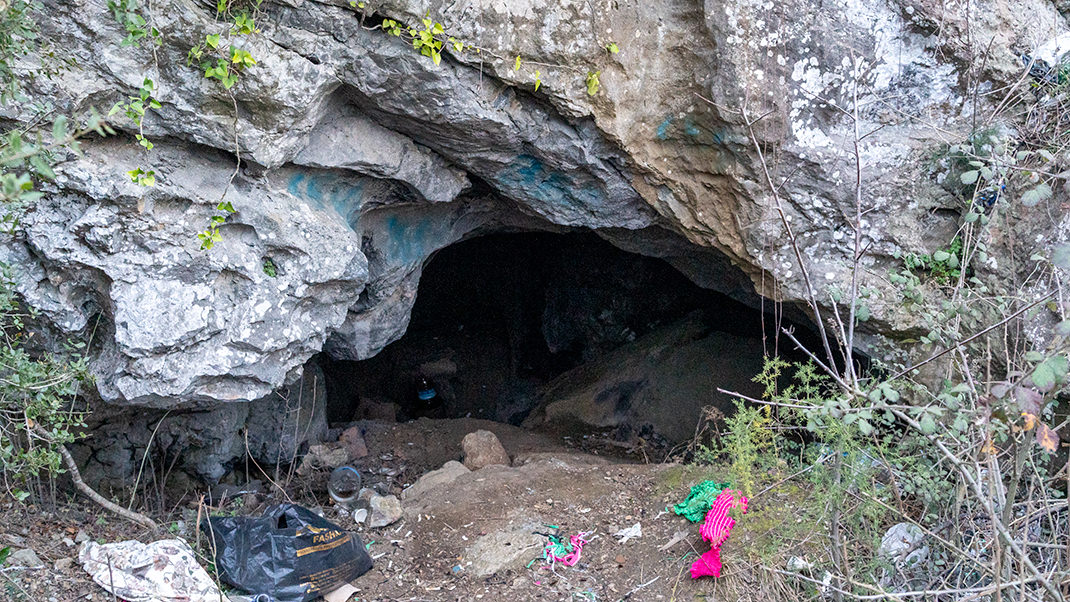 According to the locals, this passage extends deep into the mountain range for tens of meters
