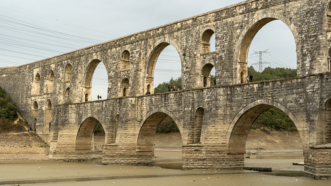 The arches of the aqueduct are considered the widest among all similar structures in the world