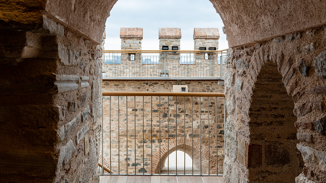 Девичья башня известна многим туристам благодаря распространённым легендам, связанным с её историей