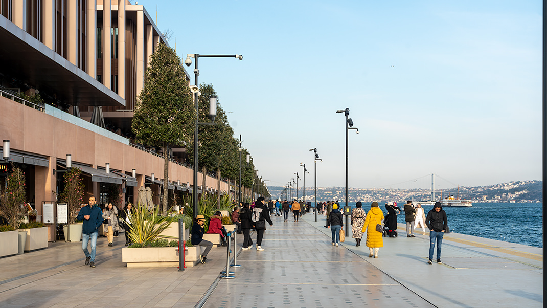 The main attraction that attracts many tourists here is the long beautiful promenade for walking