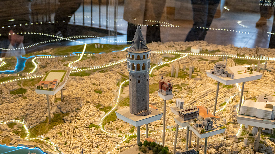 Среди макетов можно увидеть и саму башню